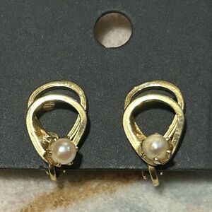 Vintage Pearl clip on earrings in gold